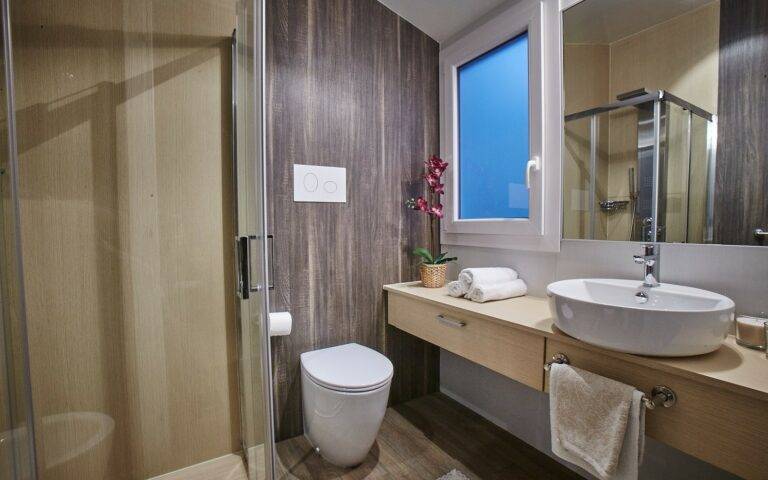 13-Bagno-servizi-igienici-Chalet-Natura-Cavallino-Treporti